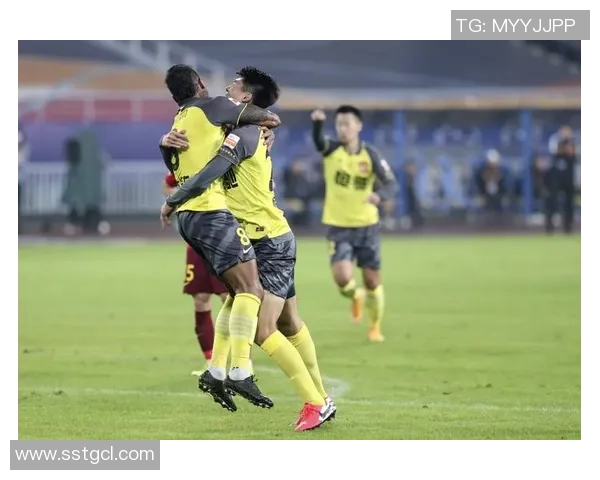 广州富力迎战河北华夏幸福争夺中超联赛关键三分之战