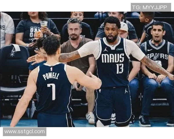 勇士主场力克马刺以129比115取得胜利展现强大团队实力